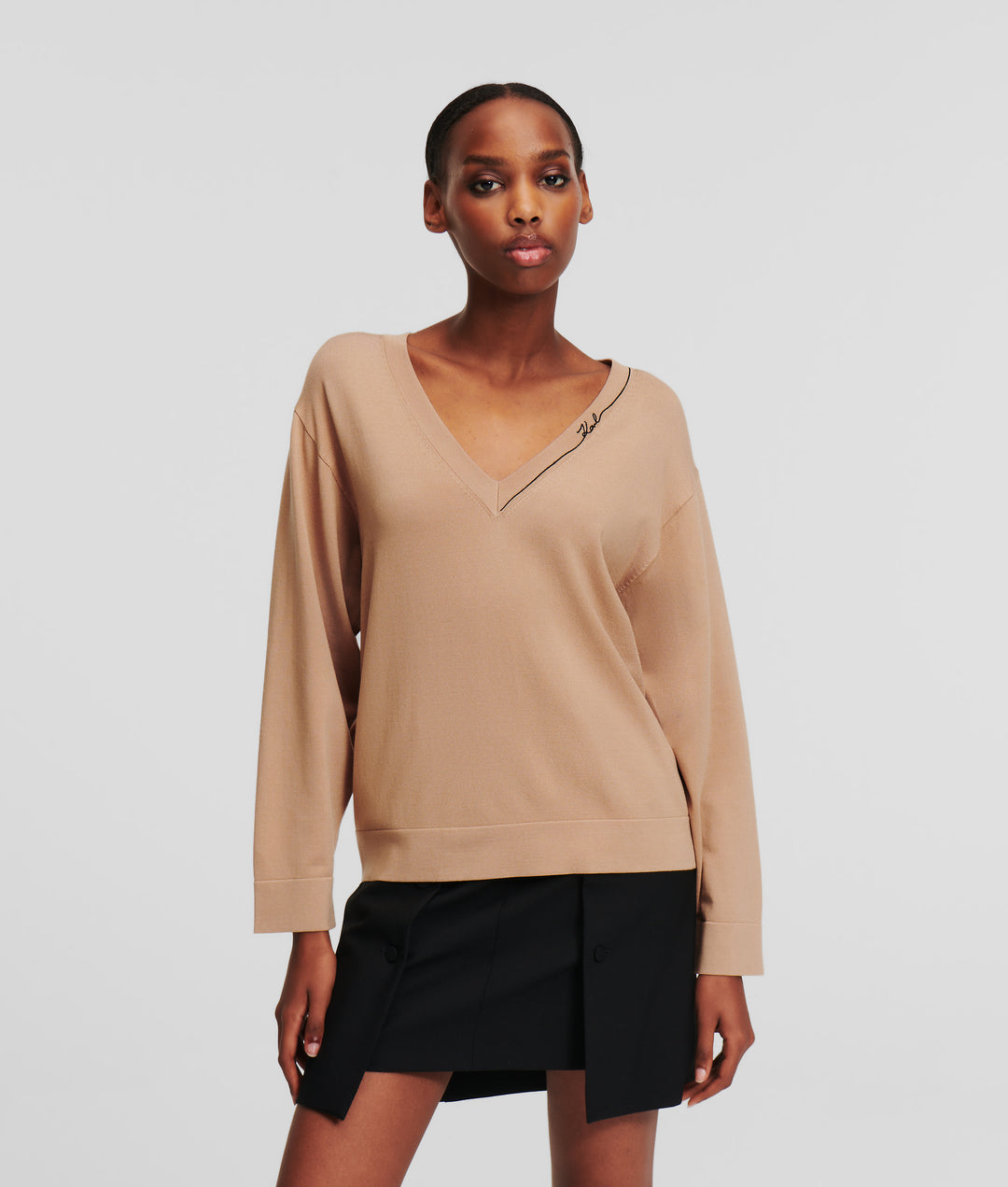 LIGHT V-NECK KNIT SWEATER