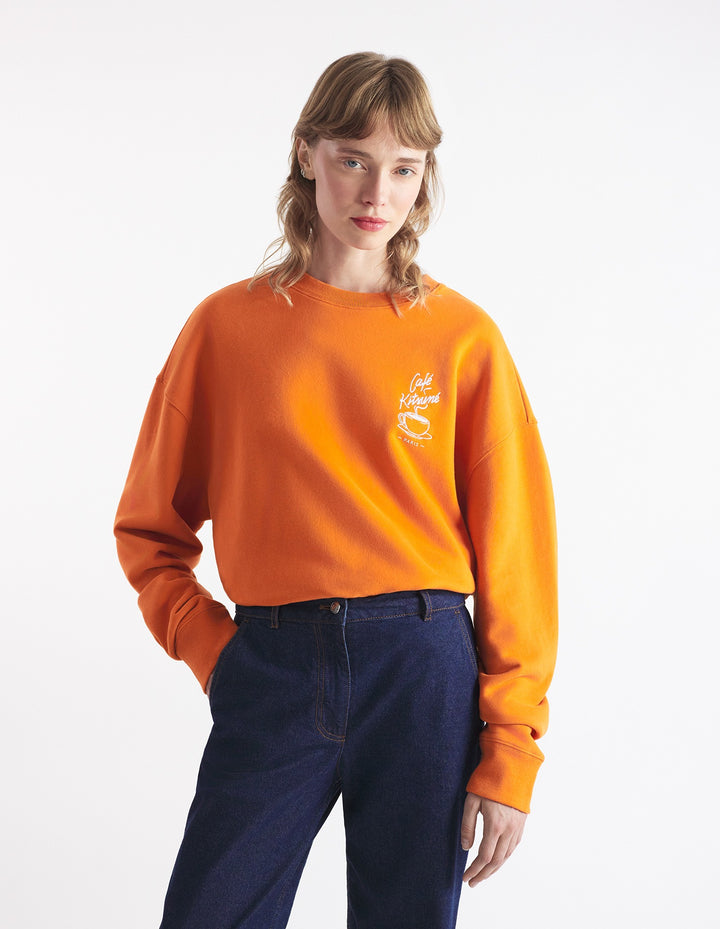 CAFÉ KITSUNÉ COFFEE CUP RELAXED SWEATSHIRT MAPLE SYRUP